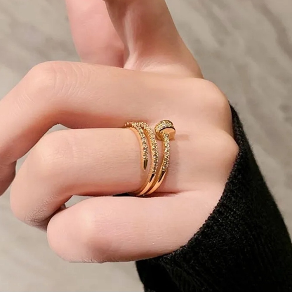 PRINCESS CUT WEDDING RING
